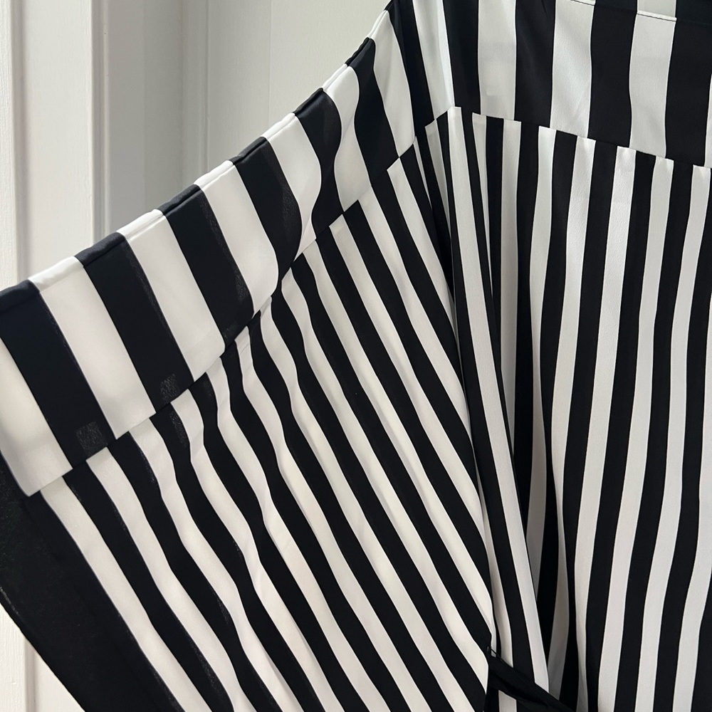BCBG MAXAZRIA Black & White Striped Tunic Top XS/S - Picture 2 of 4